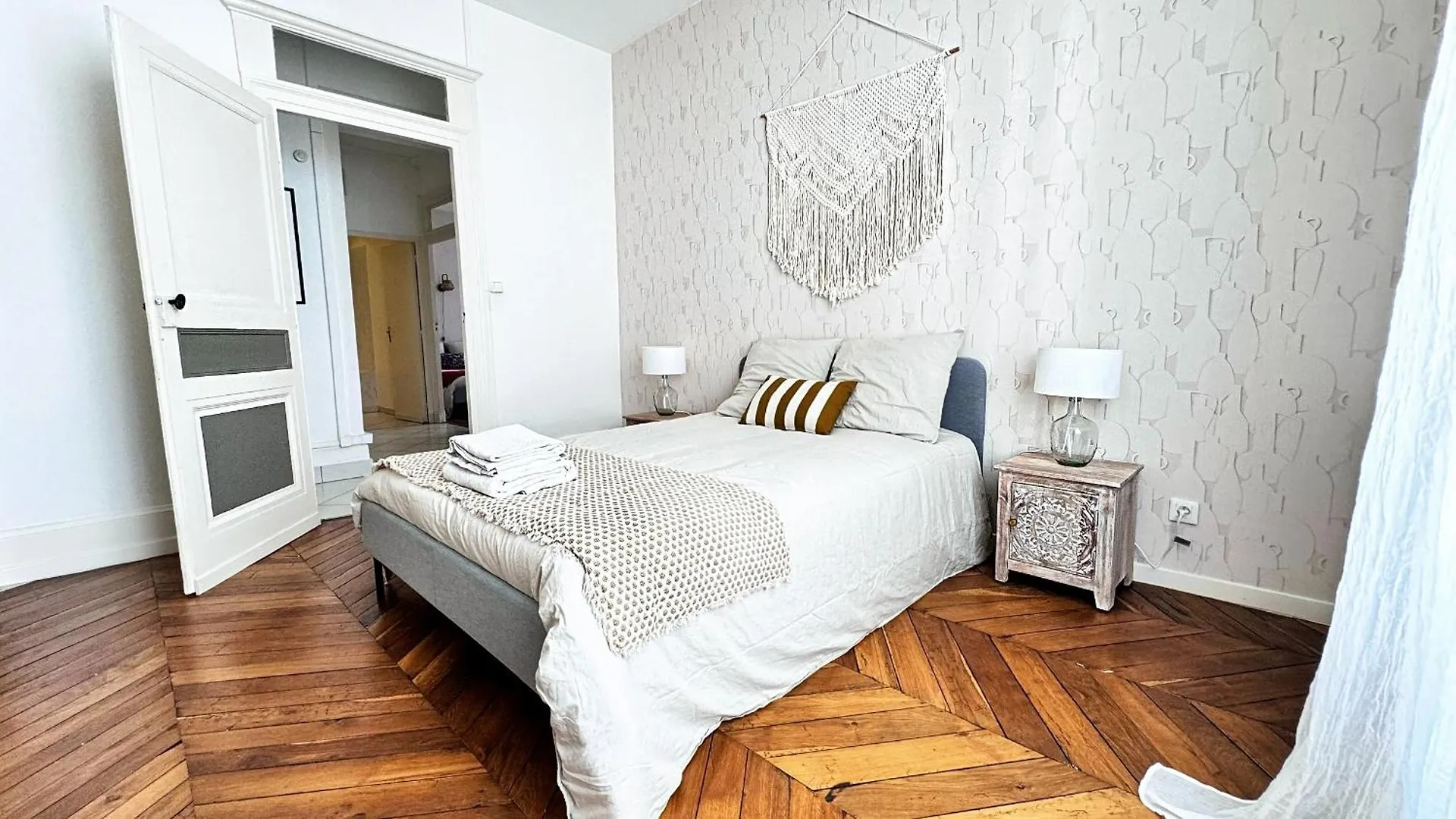 Suite Cinnabar Oullins 0*,
